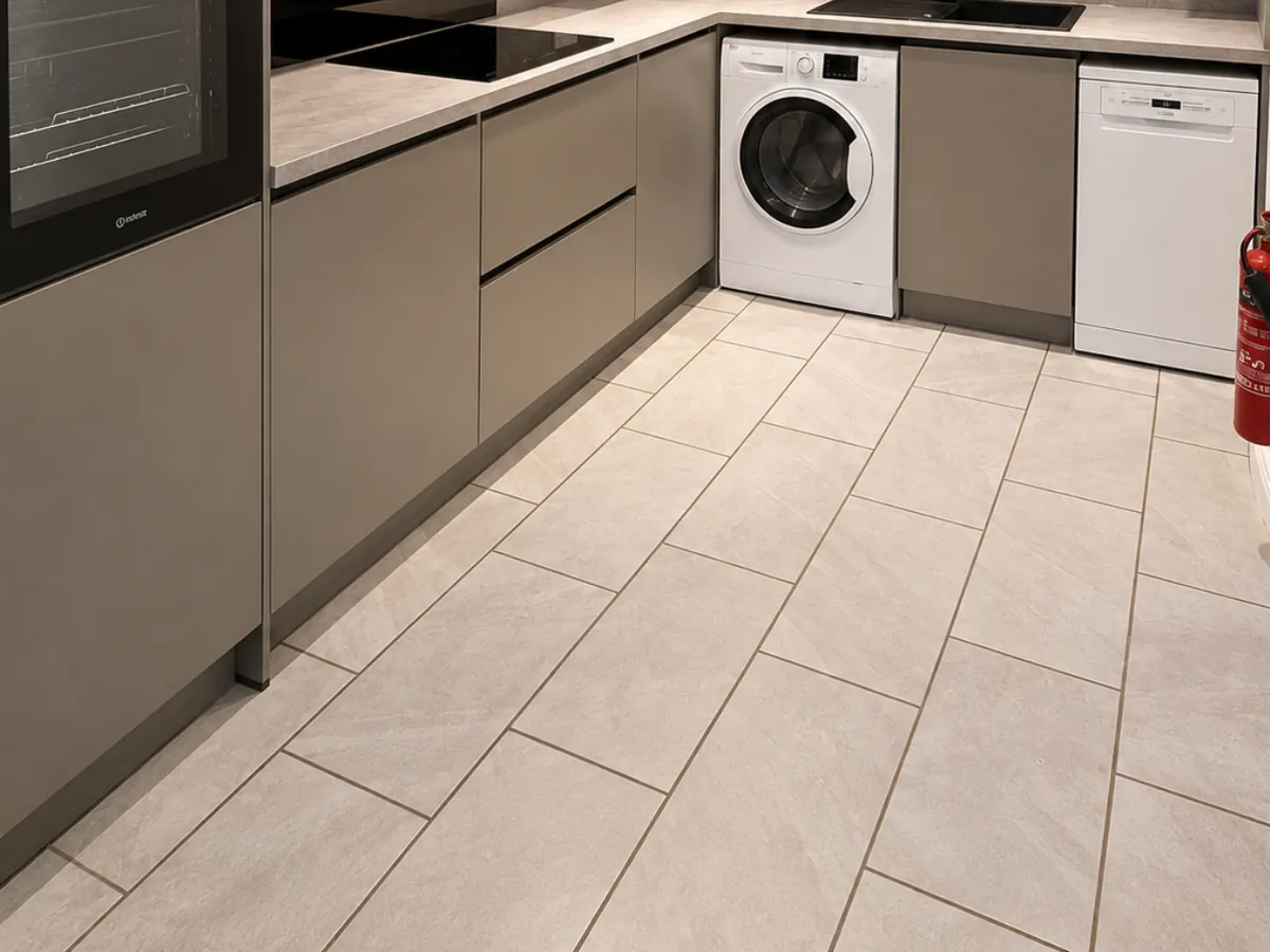 Kitchen splashback and floor tiling by LN Ceramics in Milton Keynes